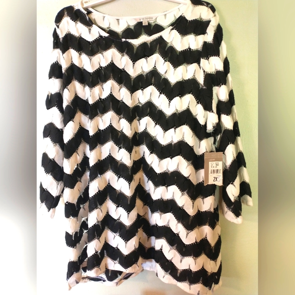 Beautiful Black and White Chevron Erin London Top 2XL